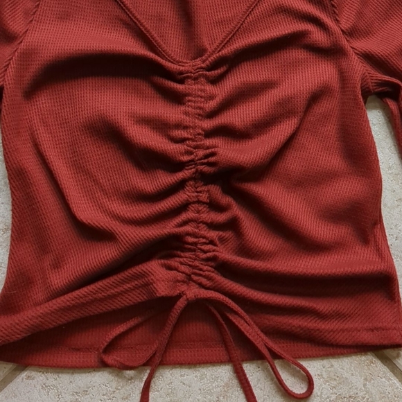Red drawstring crop top - Picture 2 of 4